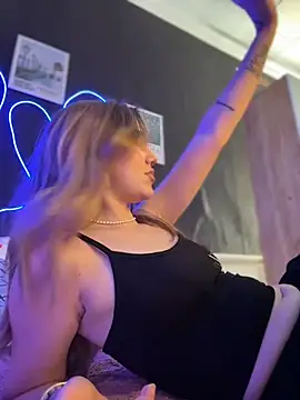 MilaMoone élő XXX-chatje