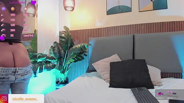 NicolleeEvanss Live XXX-Chat