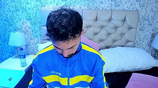 צ'אט XXX בשידור חי של AndrewCrooss