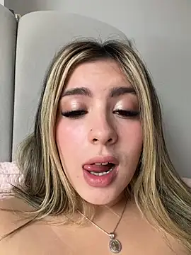 Cloee_Rainbow1's Live XXX Chat