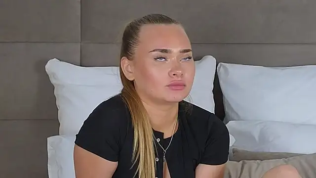 MonicaWestt Chat XXX in diretta