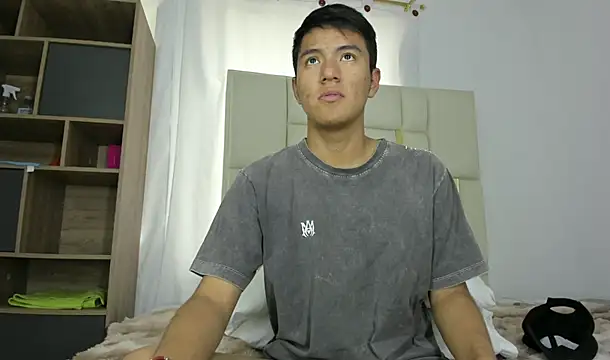 I_S_A_K__ Show in webcam