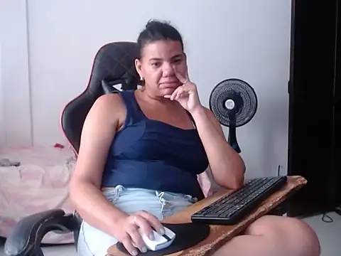 Chat +18 de Adriana_0312 ao vivo