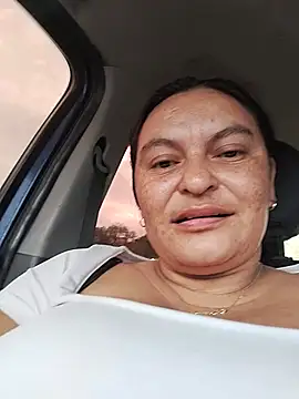 Horny-Mommy-Dirty: διαδικτυακό σόου στην κάμερα