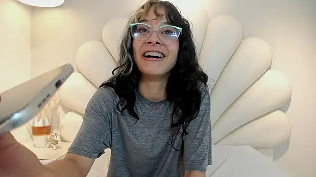 Vyolet_Fire's Live XXX Chat