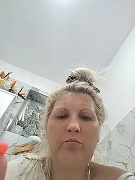 Divineblond XXX чат на живо