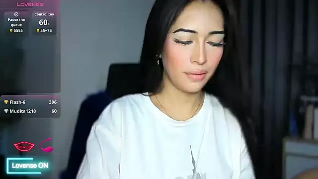 Jasmine_Elcock Show in webcam