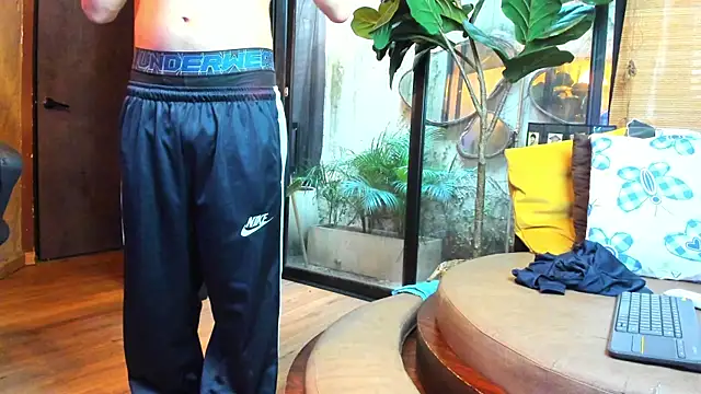 AxelStong XXX чат на живо