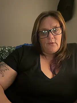 Busty-GilfQuinn Show in webcam