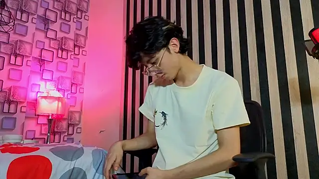 Twink_Sebas7 即時 XXX 聊天