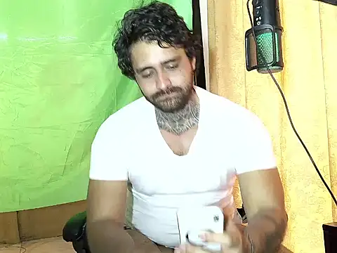 aronmiller404 – Live XXX-chat