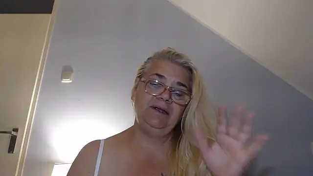 hotladymoon webcam show