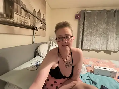 Curvy-Jinx Live XXX-chat
