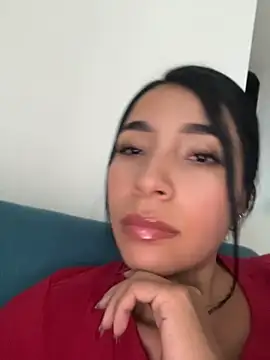 ALMA-11's Live XXX Chat