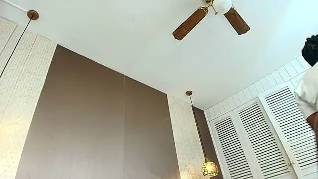Tiifany_Baker Adlı Modelin Canlı XXX Sohbeti