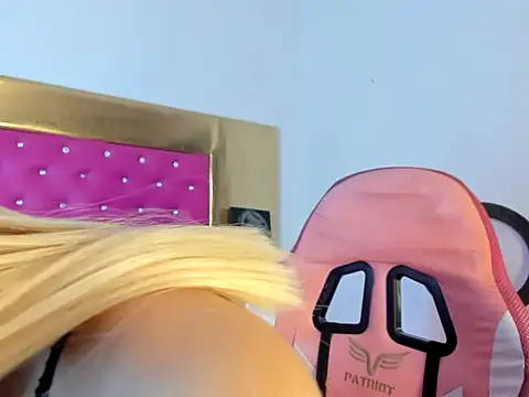 Miranda_bigcock3's Webcam Show