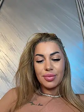 Chat +18 de KirstieVegas ao vivo