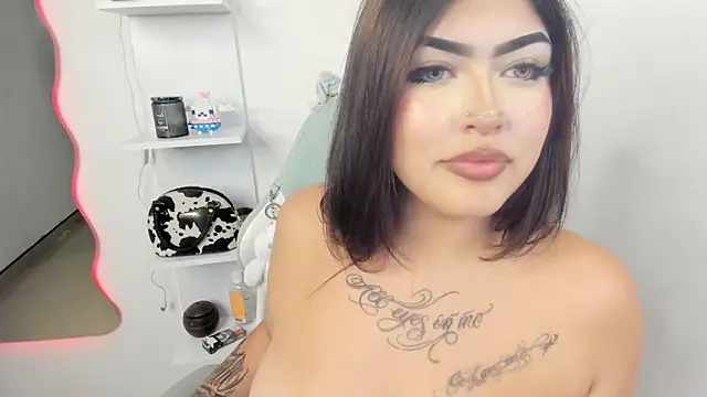 צ'אט XXX בשידור חי של hollycute__