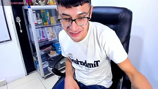 Alexx_bigcockk Adlı Modelin Canlı XXX Sohbeti
