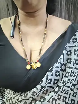צ'אט XXX בשידור חי של bhuvana_555