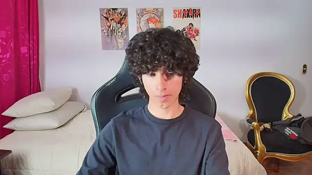 Nude_Boy18: διαδικτυακό σόου στην κάμερα