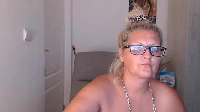 Divineblond's Live XXX Chat