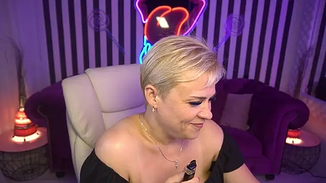 צ'אט XXX בשידור חי של CrystalVibe