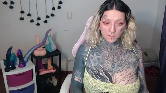 SLOPPYTITSS live XXX chat