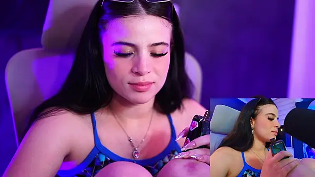 ChannelWhite_'s Live XXX Chat