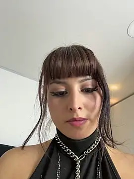 lara_reynolds' Live Chat Room