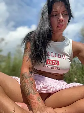 JulliaVegas Adlı Modelin Canlı XXX Sohbeti