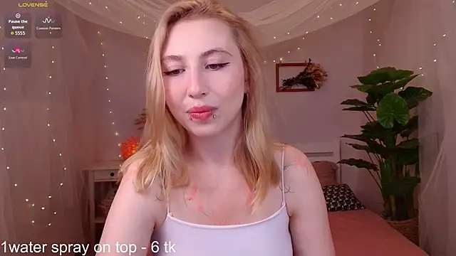 XXX chat uživo modela MilkChoc0late