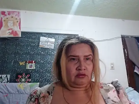 Perla1981-- live XXX chat