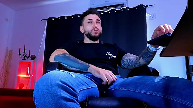 MightyAaron66 élő XXX-chatje