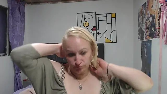 emperabigbootybigass' Live XXX Chat