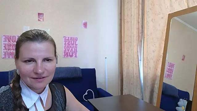 Chat +18 de Mirabelle_Velvet ao vivo