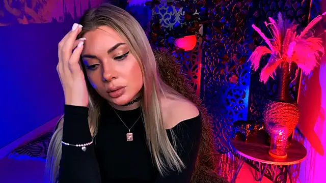 HyileyClark Adlı Modelin Canlı XXX Sohbeti