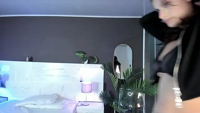 XXX chat uživo modela Mia_noiir