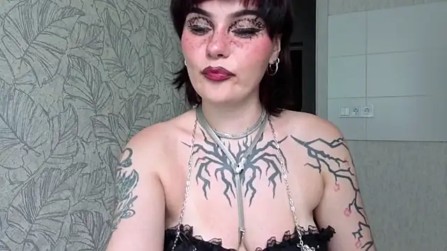 IntrigueYourDay's Live XXX Chat