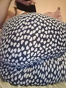 Lara-_-28's Live XXX Chat