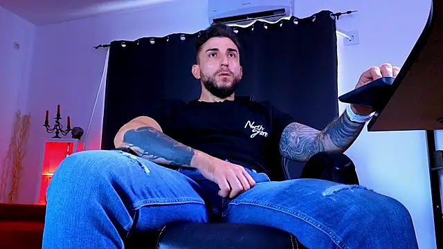 MightyAaron66 live XXX chat
