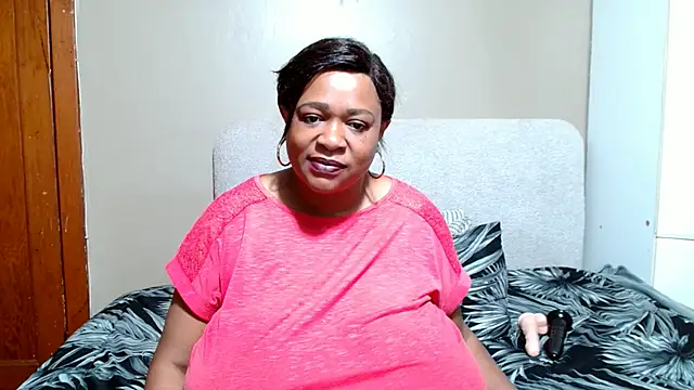 Chat +18 de BUSTYQUEEN56_ ao vivo