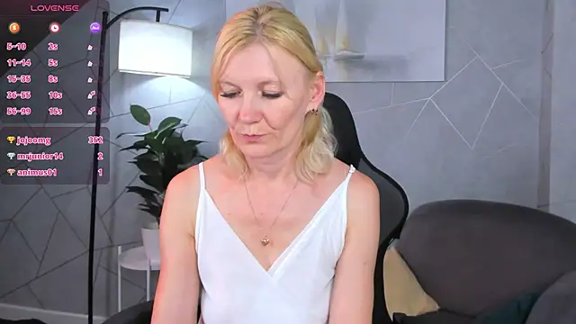 Julie_Lucas' Live XXX Chat