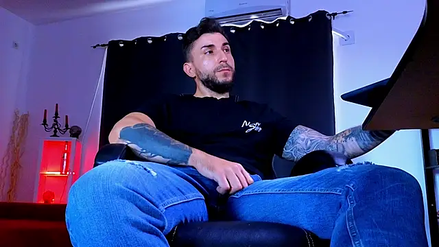 MightyAaron66 Live XXX Chat