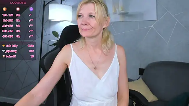Julie_Lucas' Live XXX Chat