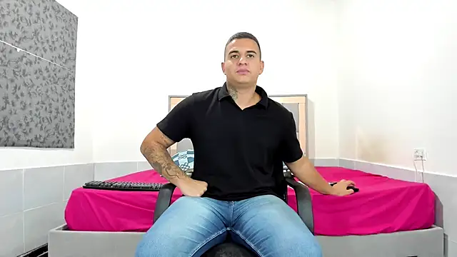 simookeler élő XXX-chatje