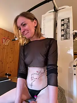 GoldenGoddess-'s Live XXX Chat