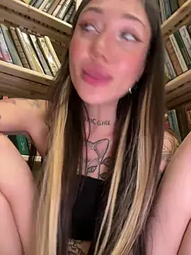 SaintSquirt élő XXX-chatje