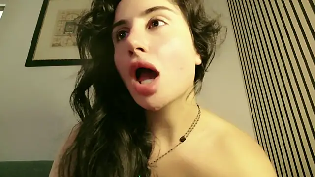 DeaAthena élő XXX-chatje