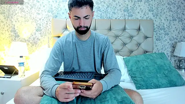 AndrewCrooss Chat XXX in diretta